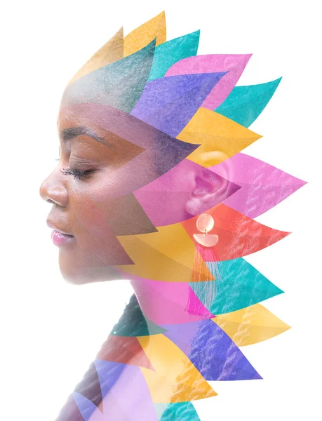 Портрет молодої жінки в поєднанні з барвистою цифровою ілюстрацією . — стокове фото