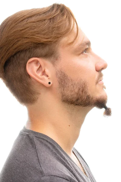 Um retrato de perfil de um homem elegante com um piercing — Fotografia de Stock