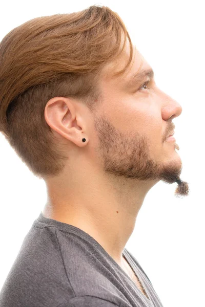 Un ritratto di profilo di un uomo elegante con un piercing — Foto Stock