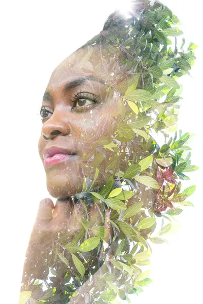 Подвійний портрет щасливої молодої афроамериканської жінки. Ізольовані на білому тлі — стокове фото