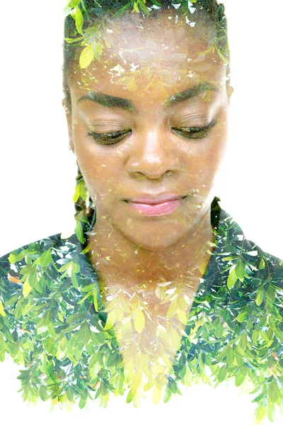 Портрет афро - американської жінки в поєднанні з зображенням зеленого листя в подвійній техніці експозиції. — стокове фото