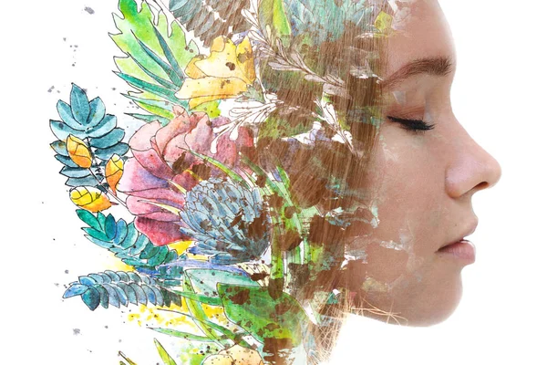 Un retrato de perfil de una mujer combinado con una pintura de hojas y flores. Se disuelve en la naturaleza salvaje. Pintografía —  Fotos de Stock
