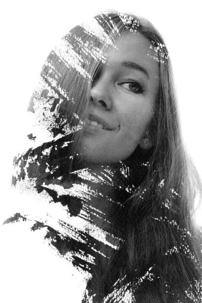Retrato en blanco y negro de una mujer combinada con pinceladas. Pintografía. —  Fotos de Stock