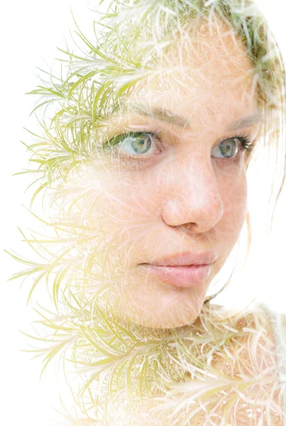 Retrato de cerca de una mujer joven combinado con un cuadro de plantas —  Fotos de Stock