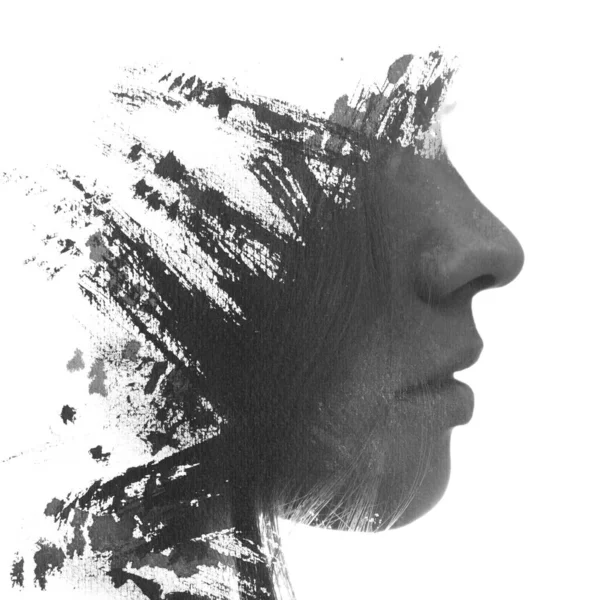 Um retrato de perfil preto e branco de uma mulher combinado com traços de tinta. Pintografia. — Fotografia de Stock