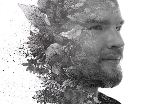 Um retrato em preto e branco de um homem combinado com uma pintura a tinta numa técnica de pintografia. — Fotografia de Stock
