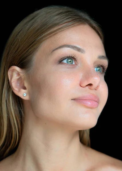 A portrait of a girl with a radiant smile — Stock Photo, Image