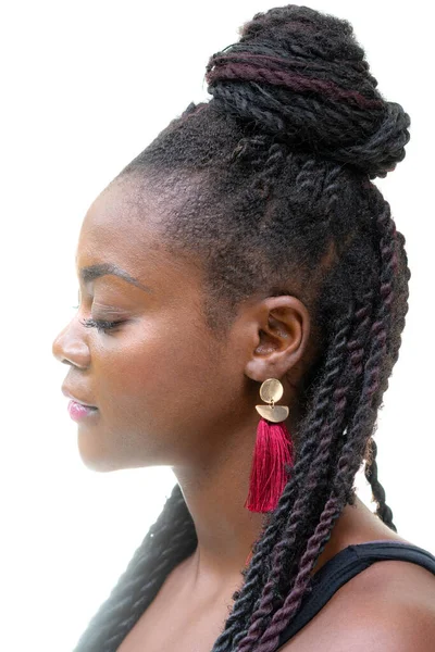 Um retrato de perfil de uma mulher afro-americana isolada sobre um fundo branco. — Fotografia de Stock