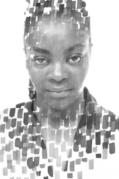 Подвійний портрет афро-американської жінки в поєднанні з пофарбованими руками. Paintography. — стокове фото