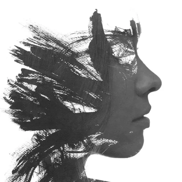 Um retrato de perfil de uma mulher combinado com traços de tinta abstrata em uma técnica de pintografia. — Fotografia de Stock