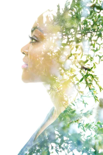 나뭇잎 과 함께 있는 매력적 인 여성의 모습. 두 번 노출. — 스톡 사진