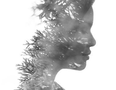 Kozalaklı ağaç dallarıyla birleştirilmiş siyah beyaz bir kadın portresi.