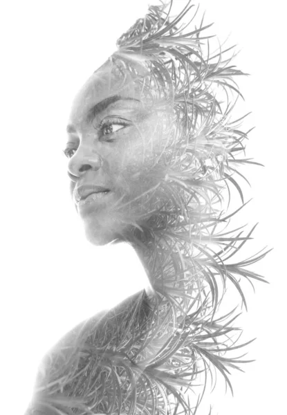 Ένα δημιουργικό πορτραίτο διπλής έκθεσης μιας γυναίκας σε συνδυασμό με φύλλα. Διπλή έκθεση. — Φωτογραφία Αρχείου