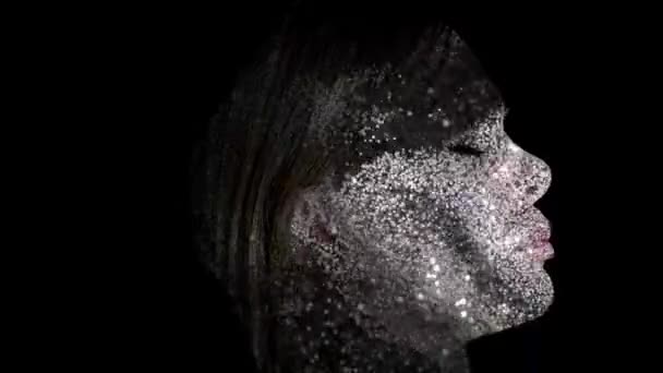 Un retrato de perfil de mujer joven monocromo combinado con arte digital granulado abstracto sobre fondo negro — Vídeos de Stock