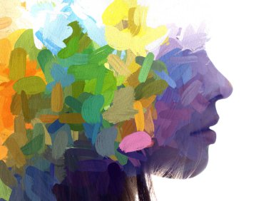 Renkli boya darbeleriyle birleştirilmiş bir kadının profil portresi. Resim..