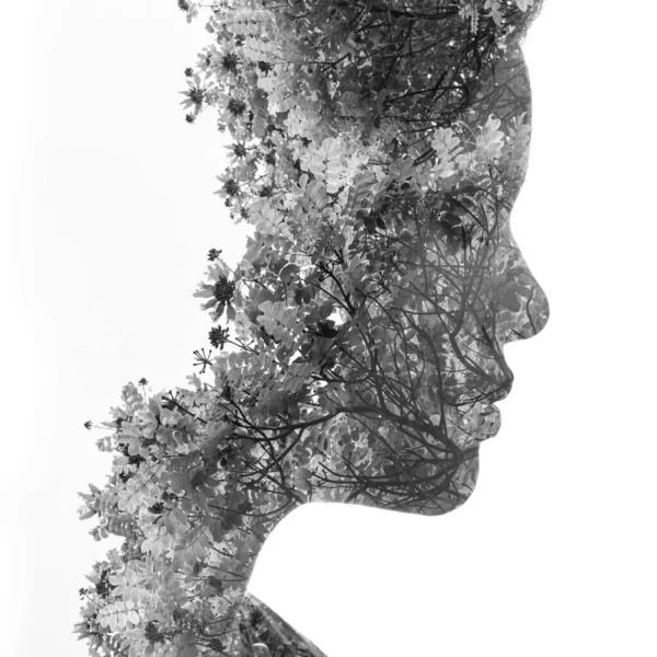 Fekete-fehér profil portré egy nőről, vadvirágok gallyaival kombinálva, kettős expozíciós technikával. — Stock Fotó