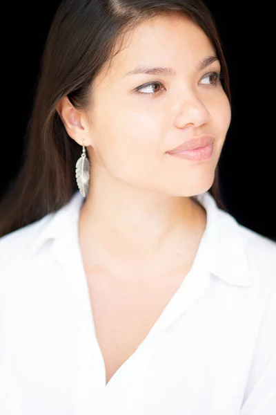 Een portret van een jonge Aziatische vrouw geïsoleerd op een donkere achtergrond. — Stockfoto