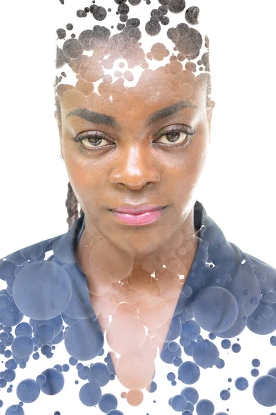 Повний портрет афро-американської жінки в поєднанні з 3D сферами в подвійній експозиції техніки. — стокове фото