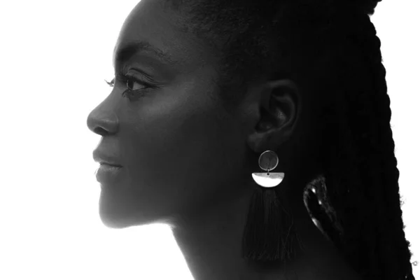 Retrato en blanco y negro de una atractiva mujer afroamericana aislada sobre un fondo blanco. —  Fotos de Stock