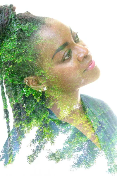 나뭇잎 과 함께 있는 매력적 인 소녀의 초상화. 두 번 노출. — 스톡 사진