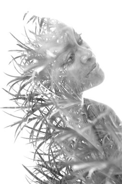 Dal görüntüsüyle birleştirilmiş bir kadının çift pozlama portresi..