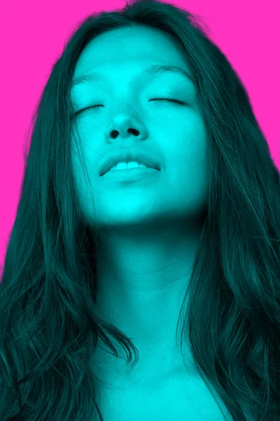 明るいピンクの背景に幸せな女性の肖像画 — ストック写真
