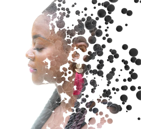 Porträt einer afroamerikanischen Frau kombiniert mit schwebenden 3D-Kugeln in einer Doppelbelichtungstechnik. — Stockfoto