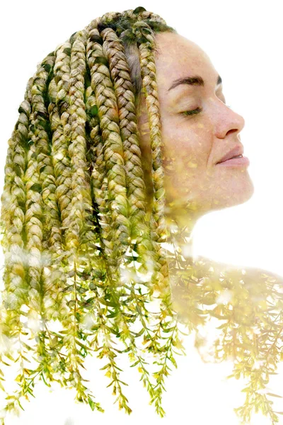 Ett porträtt av en kaukasisk kvinna kombinerat med en bild av gröna blad i en dubbel exponeringsteknik. — Stockfoto