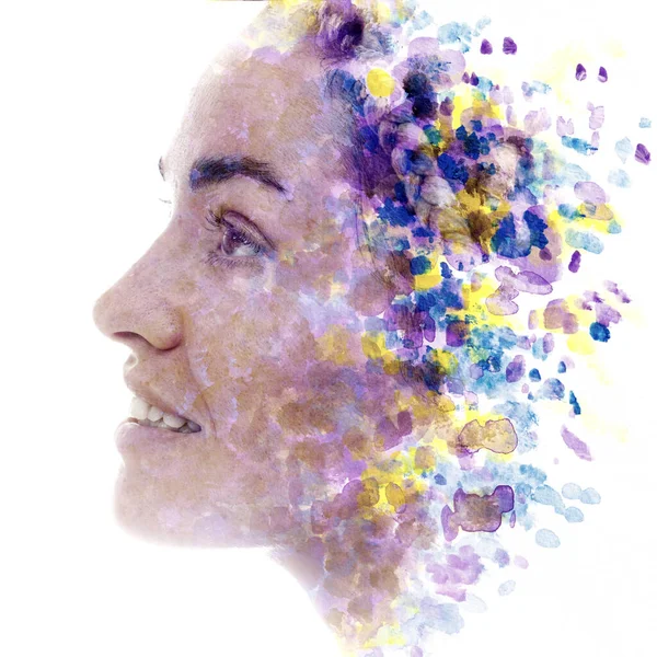 Renkli suluboya sıçramalarla birleştirilmiş bir kadın portresi. Resim.. — Stok fotoğraf