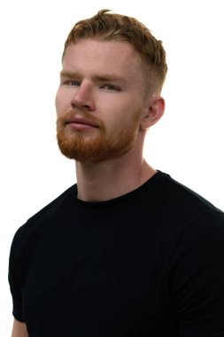 Beyaz bir arka planda genç bir adamın portresi..