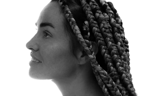 Ett porträtt av en ung kvinna mot en vit bakgrund. — Stockfoto