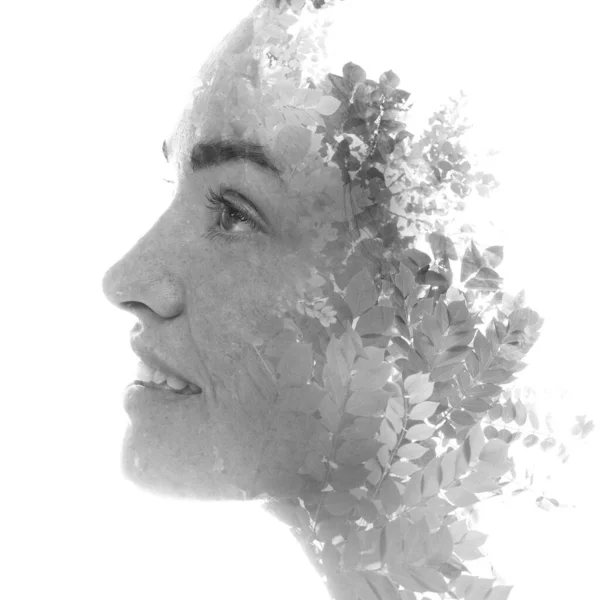 Das Porträt einer Frau kombiniert mit der Natur in einer Technik der Doppelbelichtung. — Stockfoto