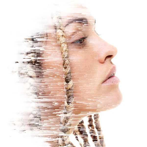 Een dubbelportret van een aantrekkelijke vrouw gecombineerd met digitale kunst. — Stockfoto