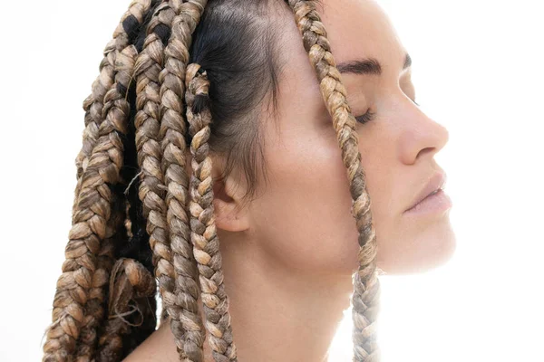 Um retrato de uma jovem mulher contra um fundo branco. — Fotografia de Stock