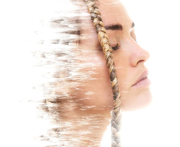 Portrait de profil d'une femme associé à un effet pixelsort. Double exposition. — Photo