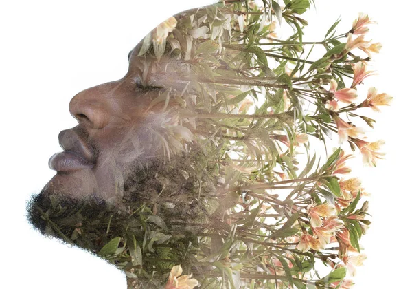 Ritratto di un uomo che si dissolve in fiori con una tecnica a doppia esposizione. — Foto Stock