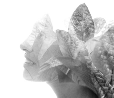 Çifte pozlama profil portresi bir kadının yeşillik resmiyle birleştirilmiş hali..