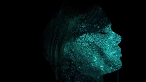 Retrato de perfil de mujer joven con los ojos cerrados combinado con arte digital granulado abstracto sobre fondo negro — Vídeos de Stock