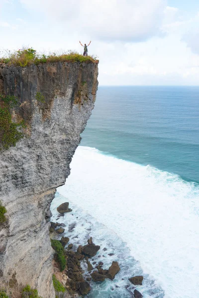 Ein Mann steht auf einer Klippe und beobachtet den Ozean — Stockfoto