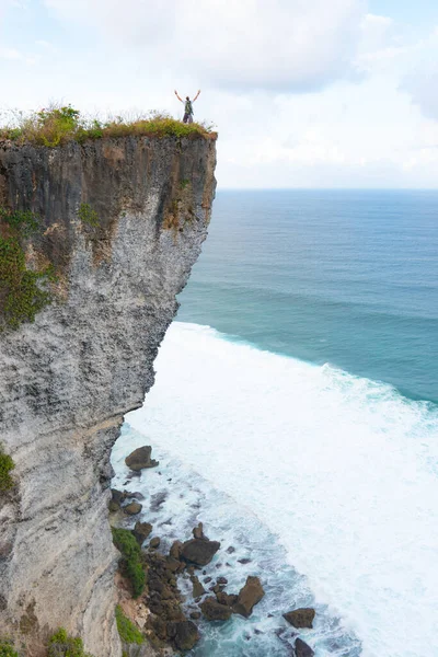 Un om stând pe o stâncă uitându-se la ocean — Fotografie, imagine de stoc