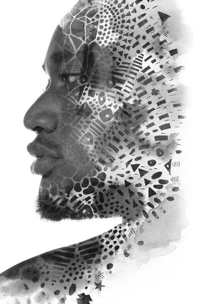 Um retrato preto e branco de um homem combinado com formas abstratas. Pintografia. — Fotografia de Stock
