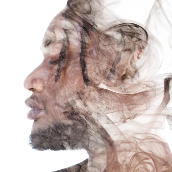 Портрет человека, растворяющегося в дыму. Двойное воздействие. — стоковое фото