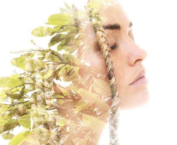 Een portret van een vrouw gecombineerd met wilde natuur in een dubbele belichtingstechniek. — Stockfoto