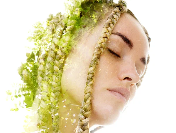 Un retrato de una mujer combinada con la naturaleza salvaje en una técnica de doble exposición. — Foto de Stock