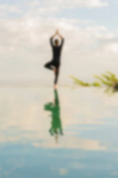 Un hombre parado en el borde de la piscina infinita — Foto de Stock