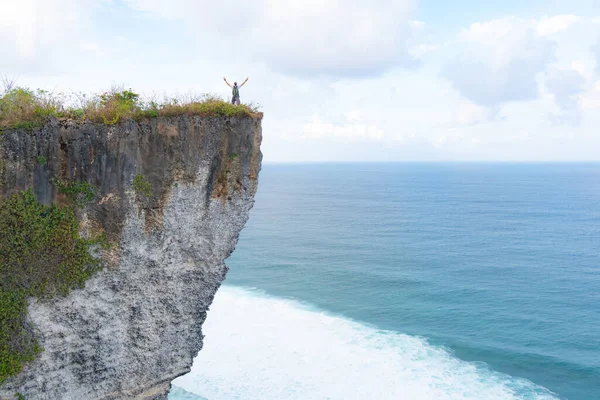 Un om stând pe o stâncă uitându-se la ocean — Fotografie, imagine de stoc