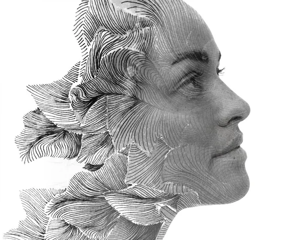 Malerei. Ein Profilporträt eines weiblichen Modells kombiniert mit einem Gemälde. — Stockfoto