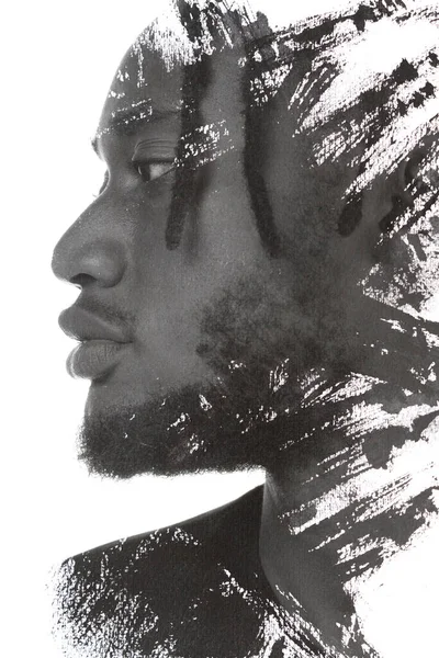 Черно-белый портрет человека в сочетании с черными штрихами. Живопись. — стоковое фото
