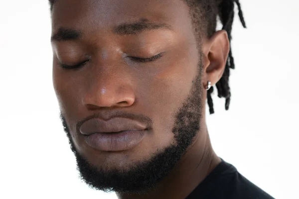 Портрет афроамериканца с закрытыми глазами — стоковое фото