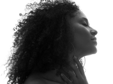 Çekici bir kadının siyah beyaz portresi.